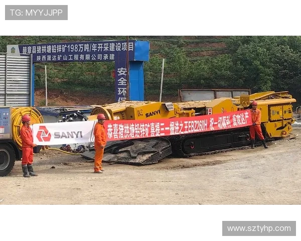 挖掘机矿山运输道路拓宽养护